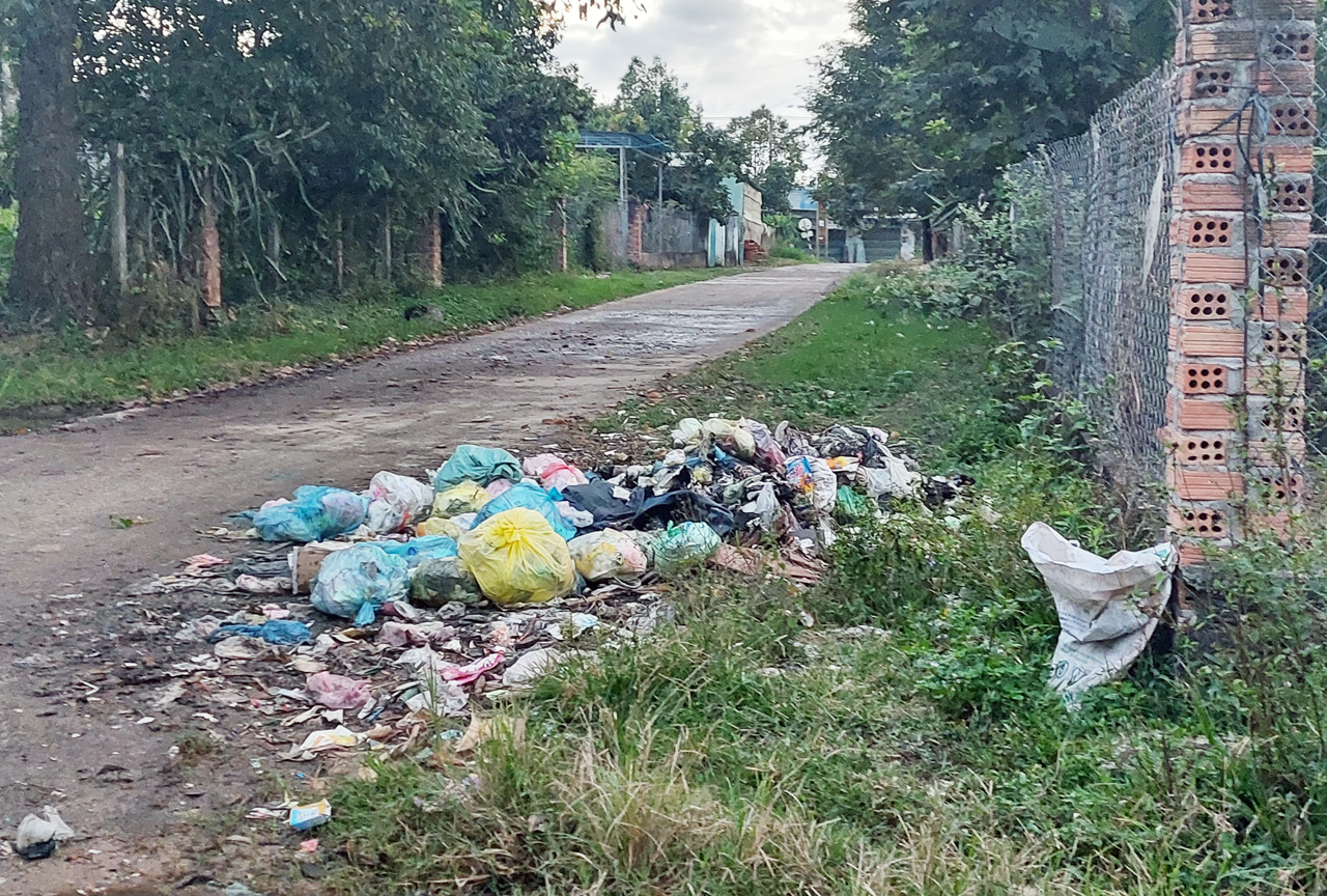 Cần xử lý bãi rác tự phát ở làng Kon Rơ Wang