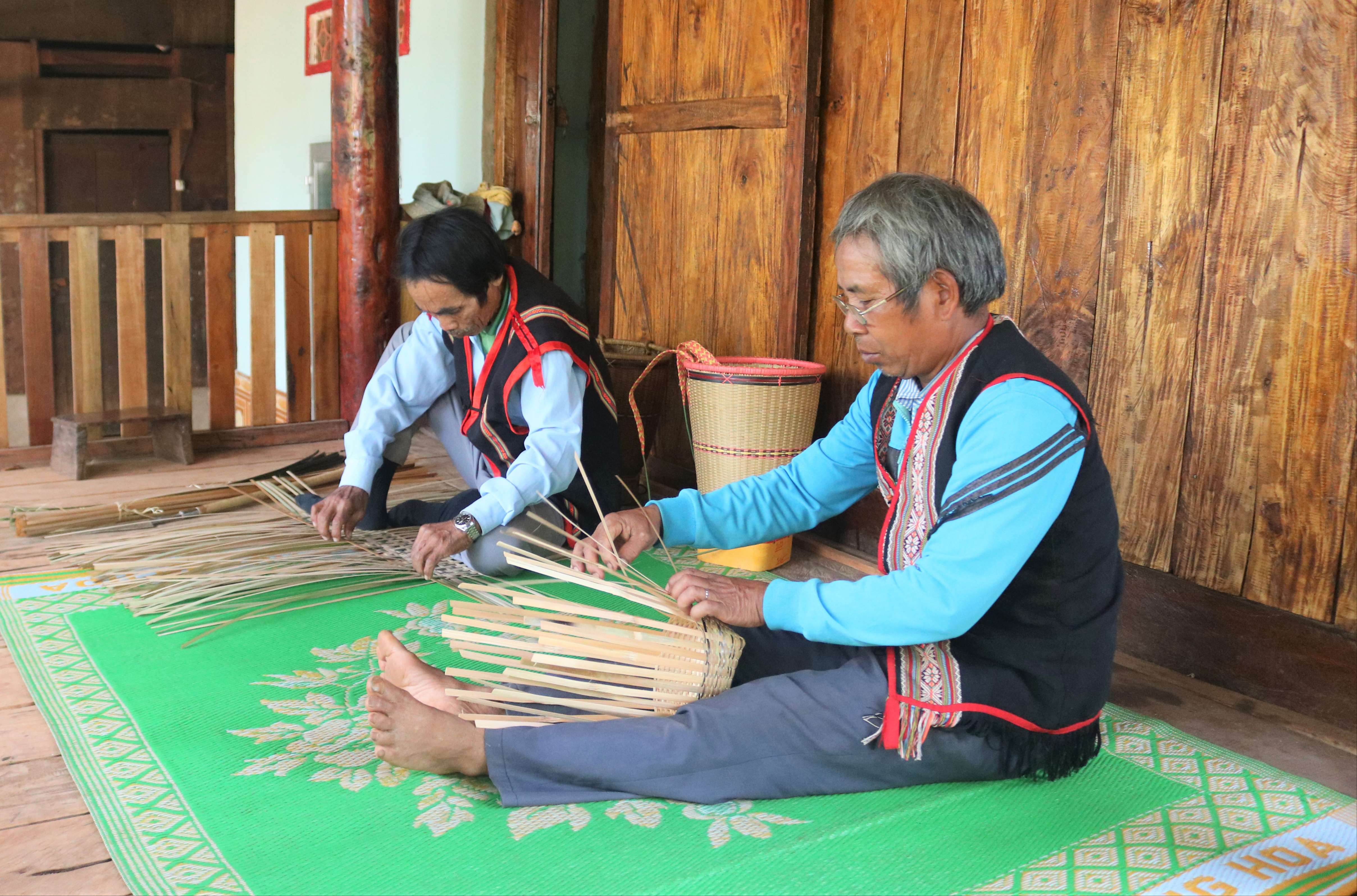 Người Xơ Đăng bảo tồn nghề đan lát truyền thống